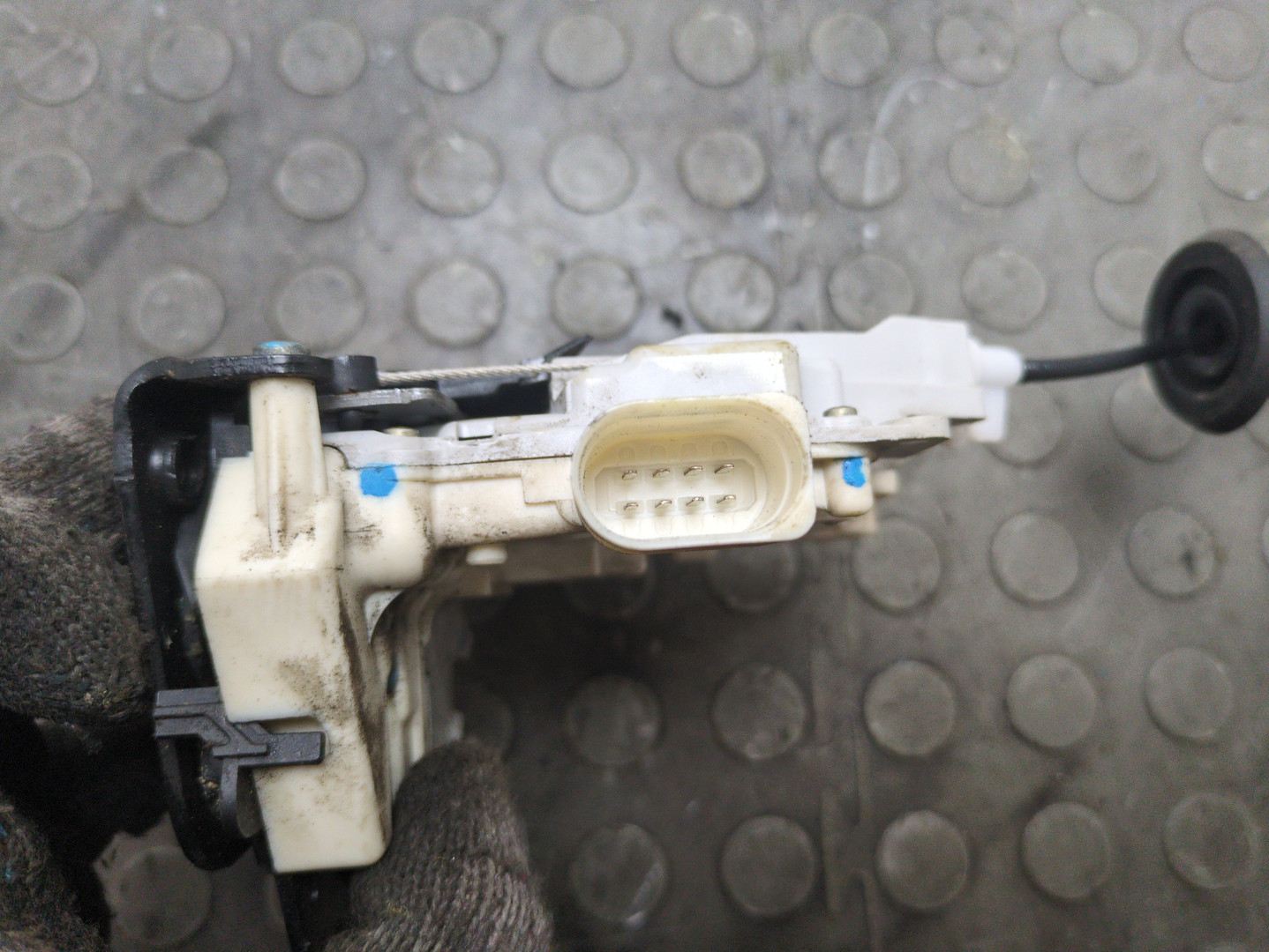 Замок двери передней левой