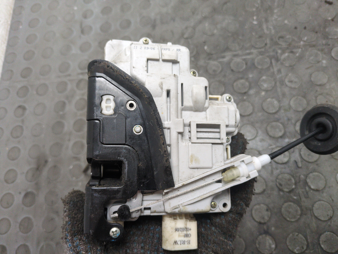 Замок двери передней левой