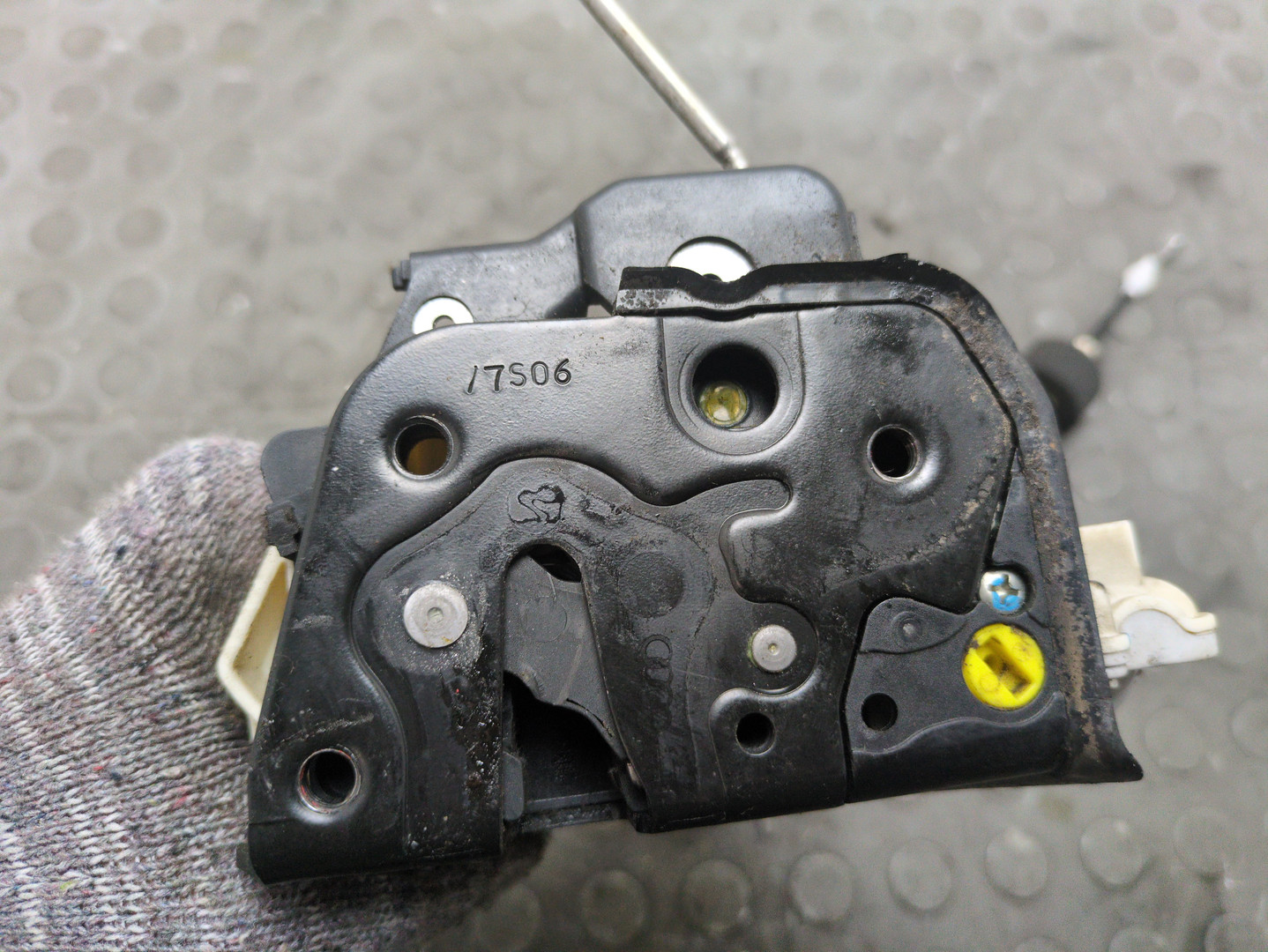 Замок двери передней левой