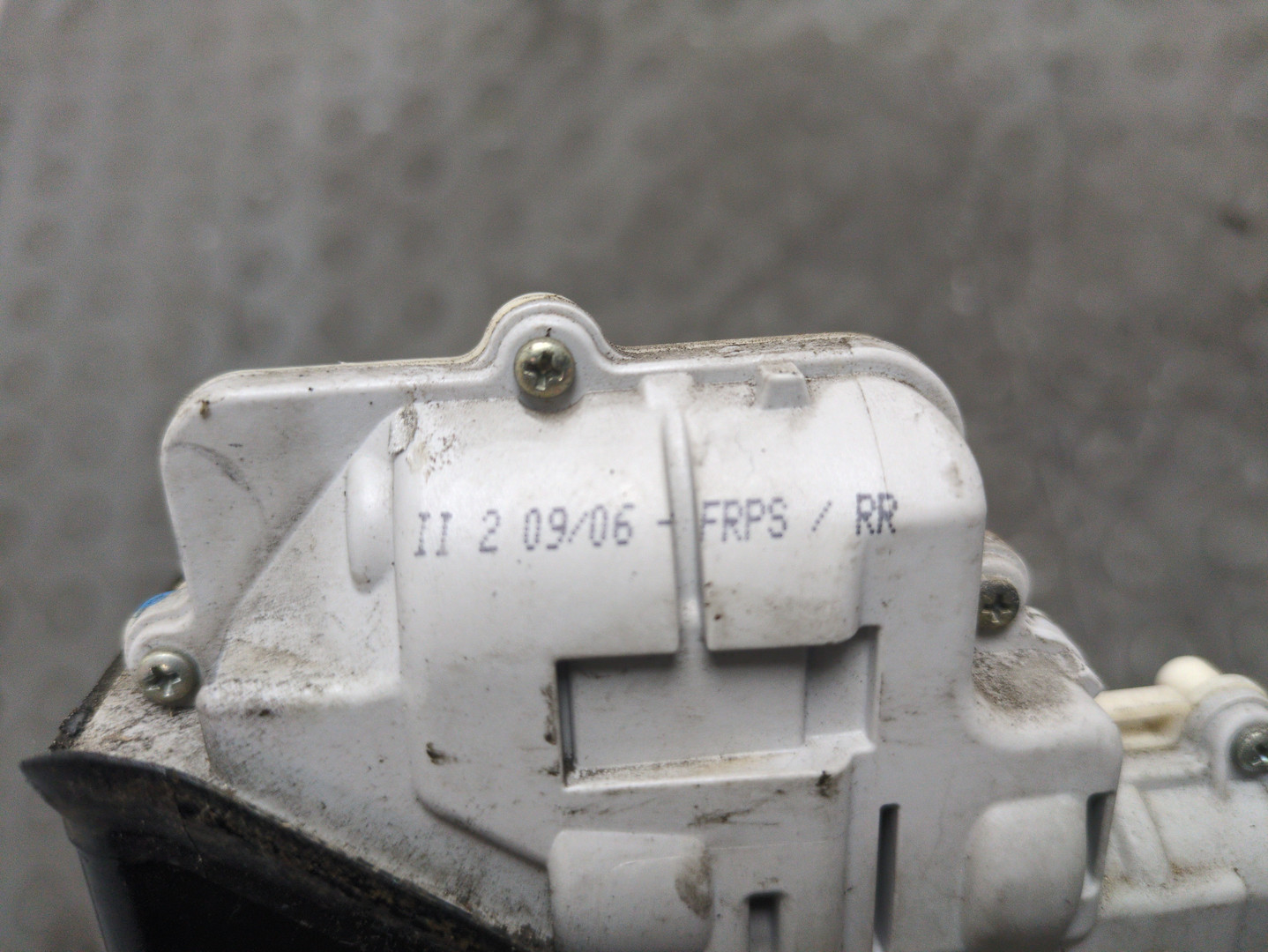 Замок двери передней левой