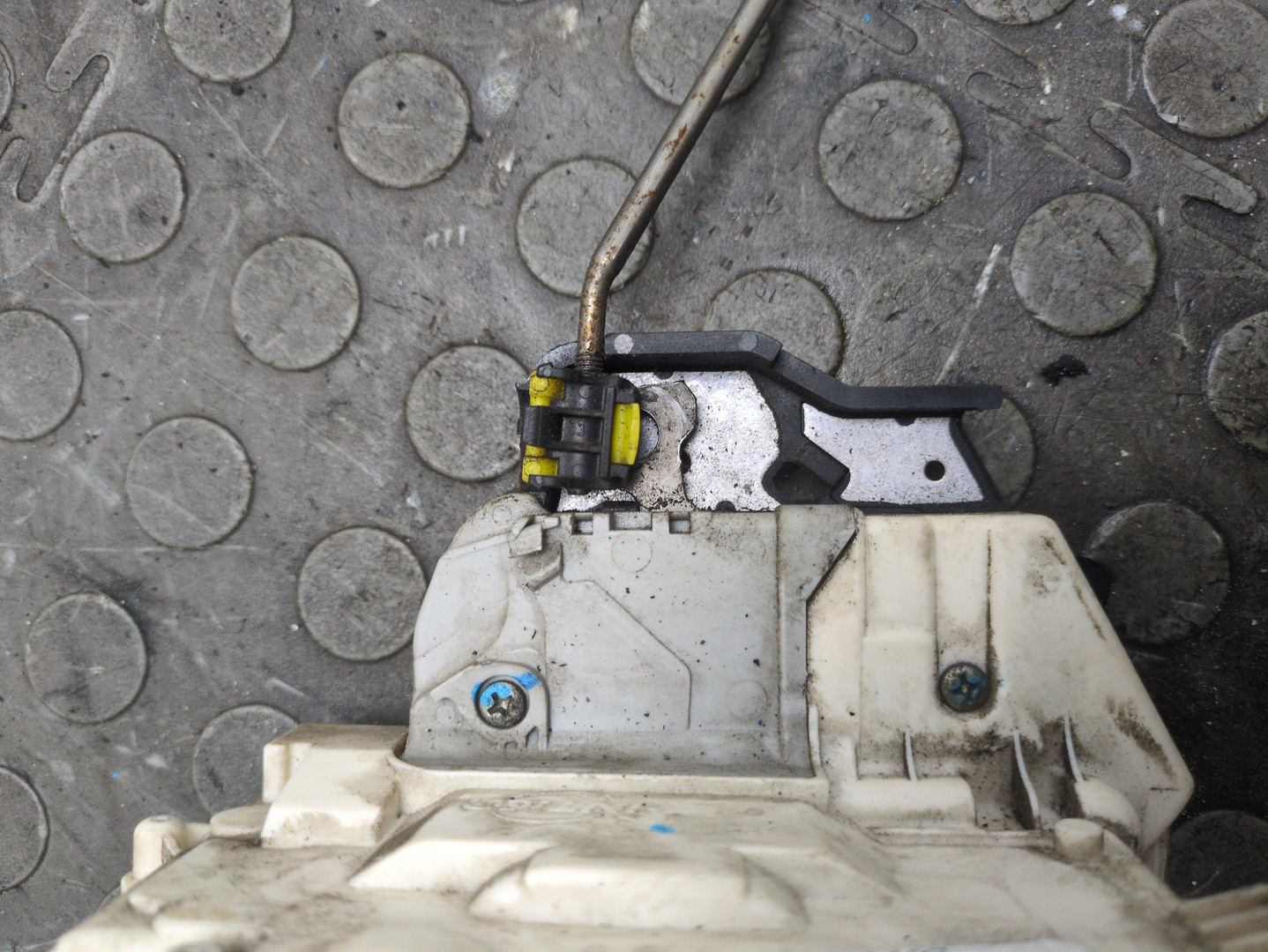 Замок двери передней левой