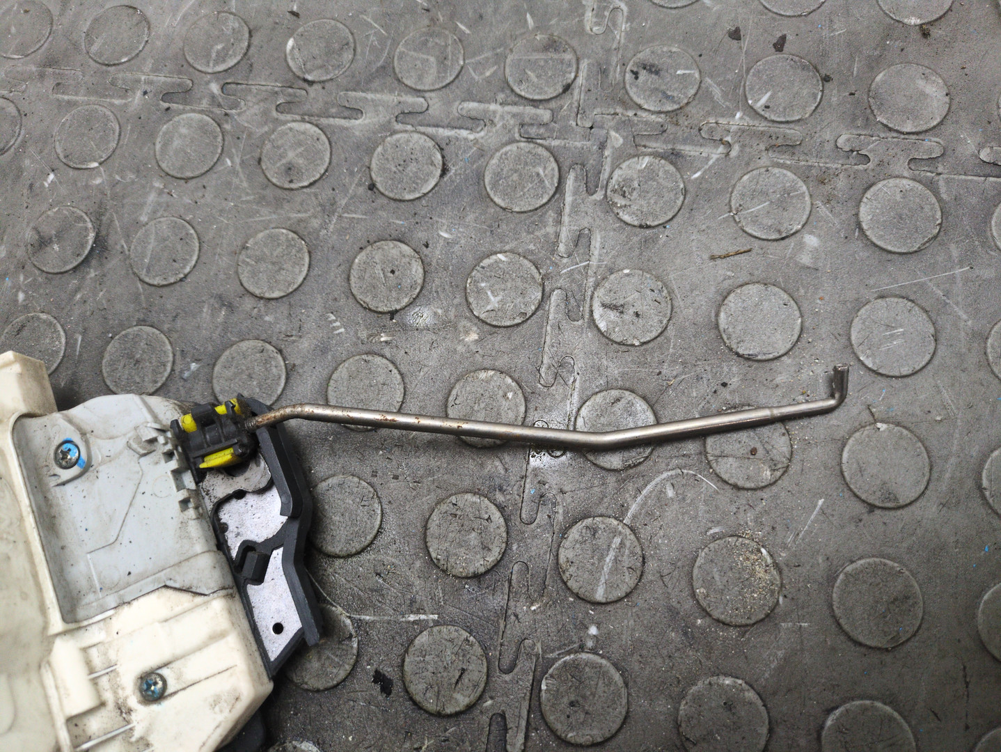 Замок двери передней левой