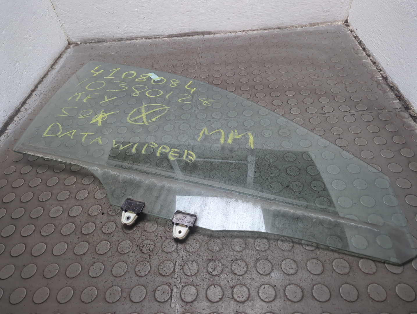 Стекло двери передней правой