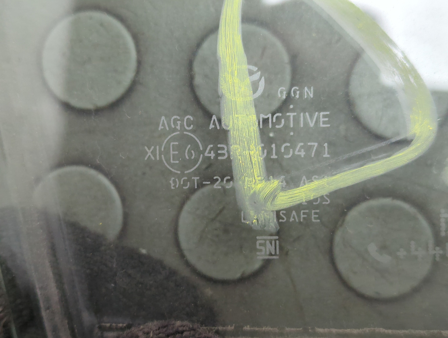 Стекло двери передней правой