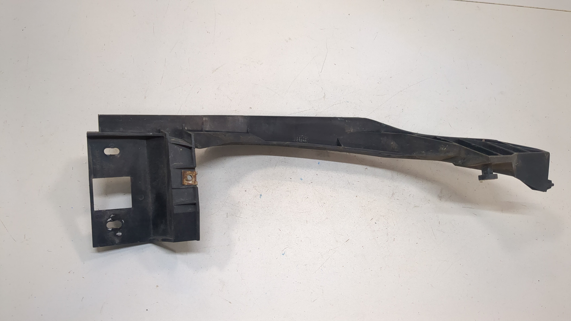 Кронштейн фар левый