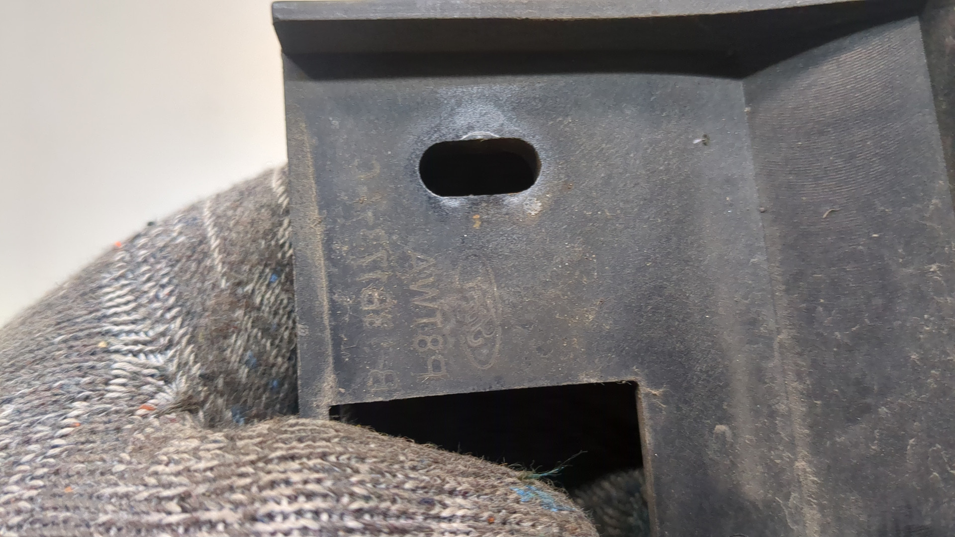 Кронштейн фар левый