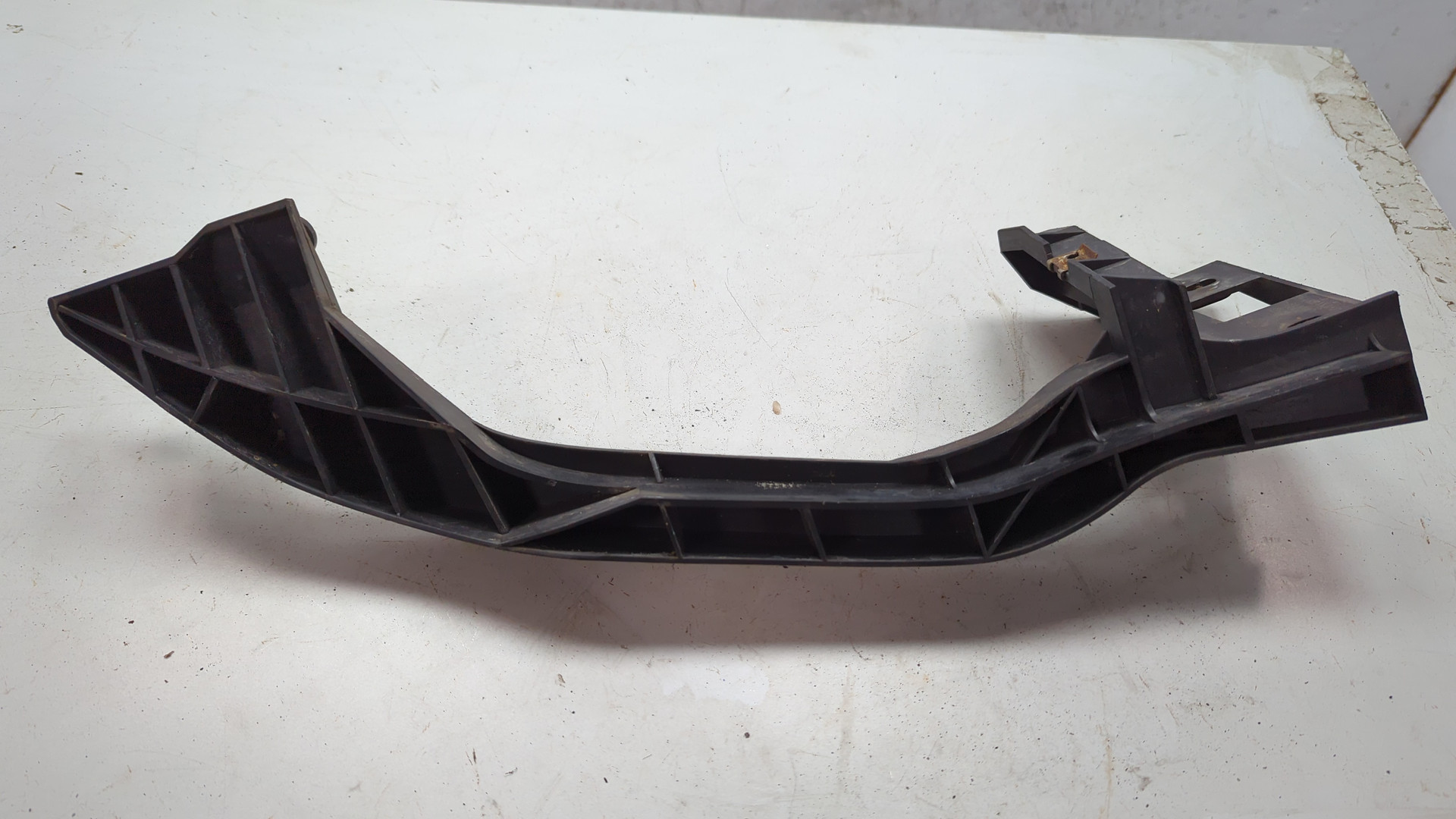 Кронштейн фар левый