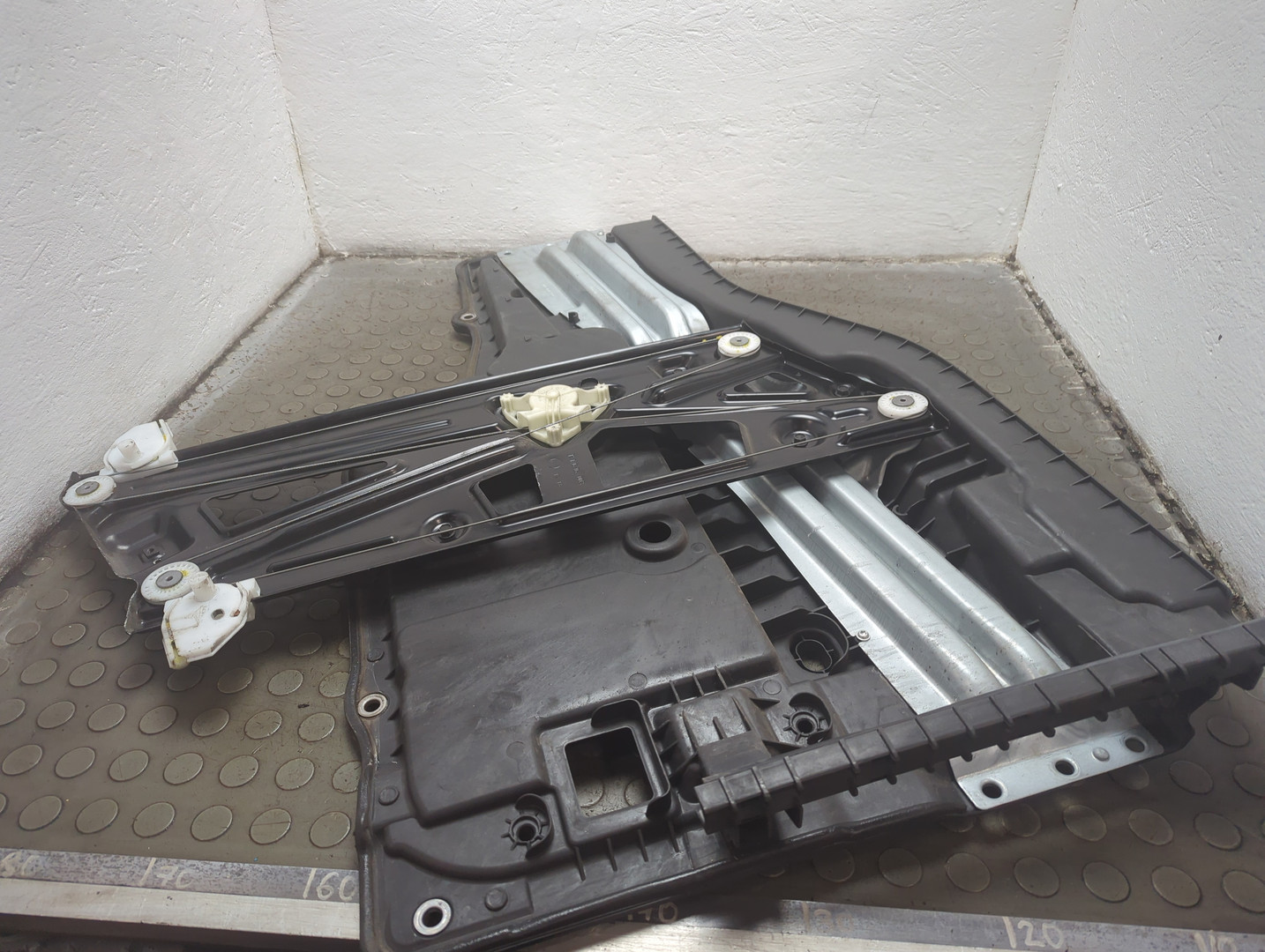 Стеклоподъемник электр. передний левый