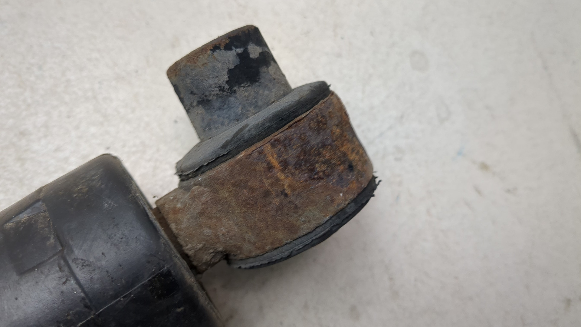 Амортизатор задний правый