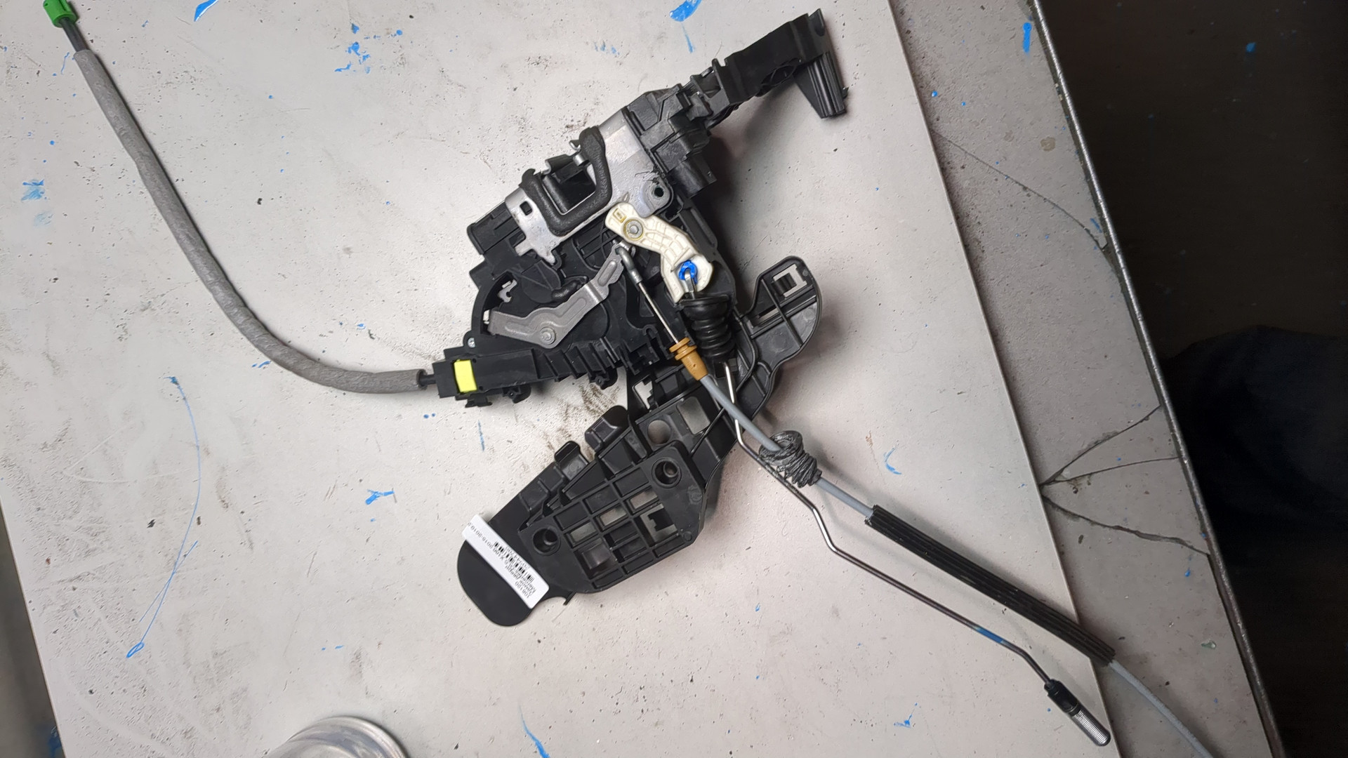 Замок двери передней левой