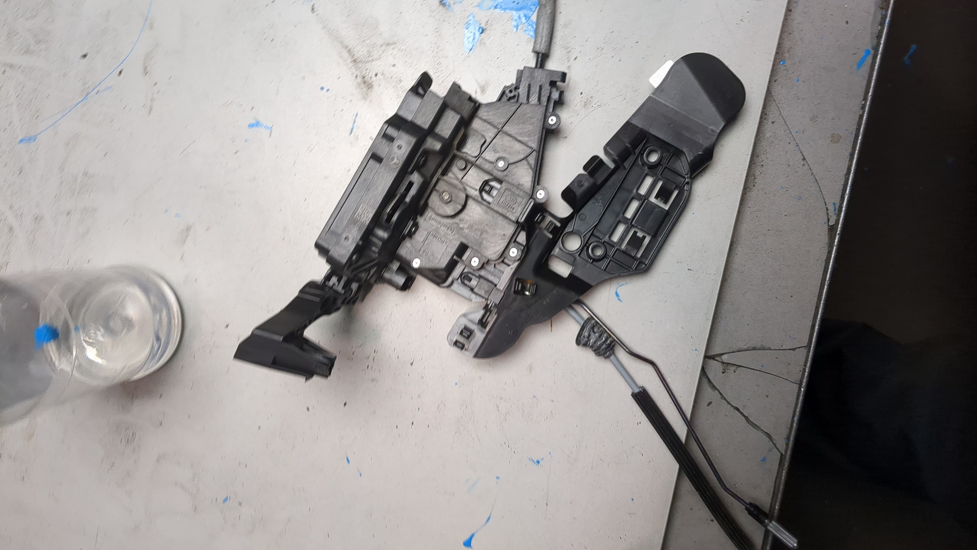 Замок двери передней левой