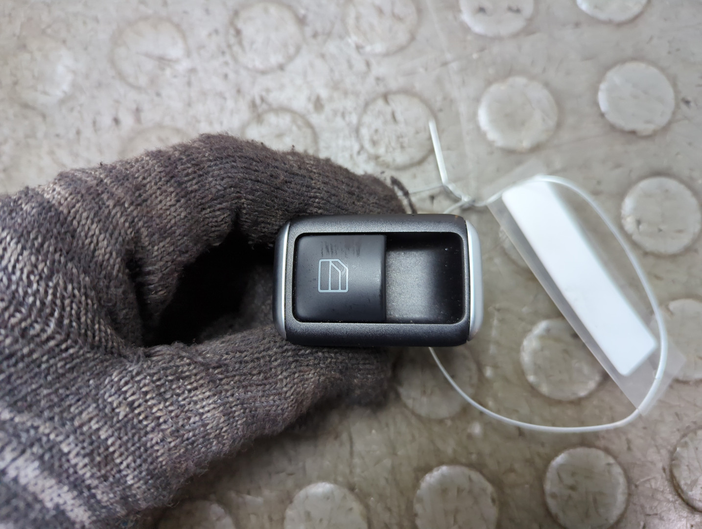 Кнопка стеклоподъемника