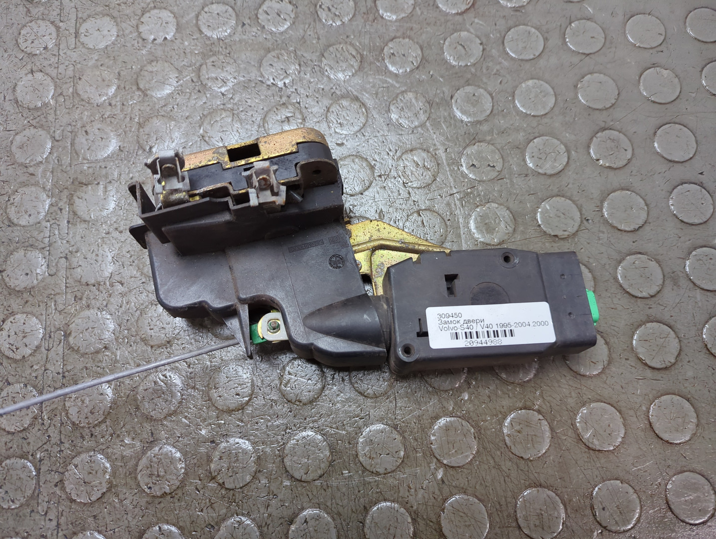 Замок двери передней левой