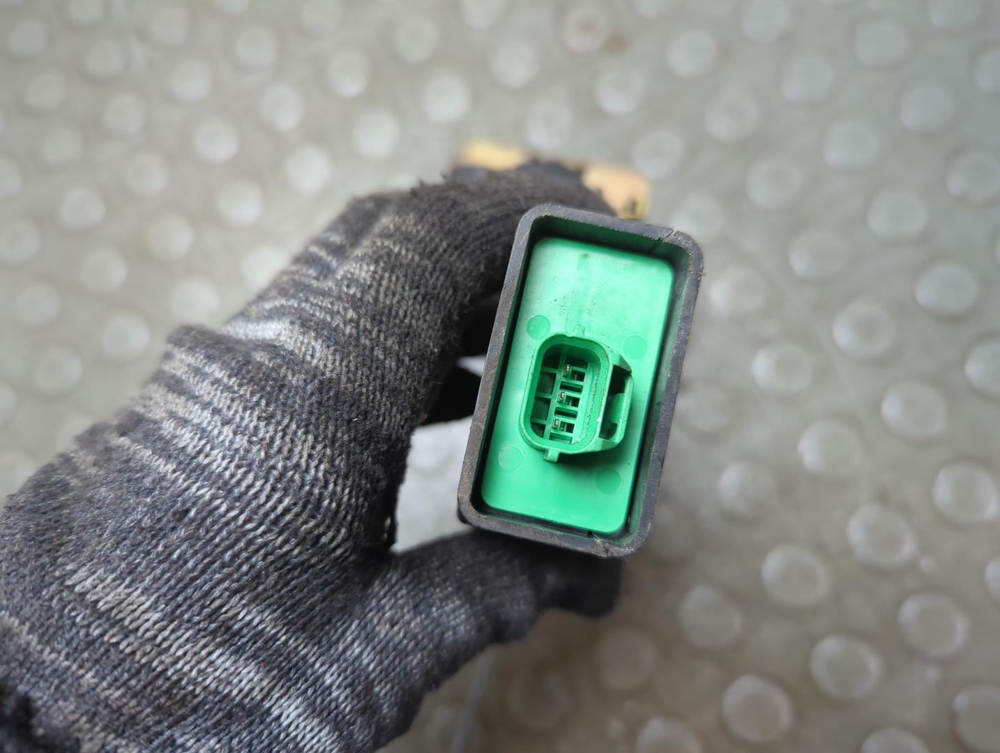 Замок двери передней левой