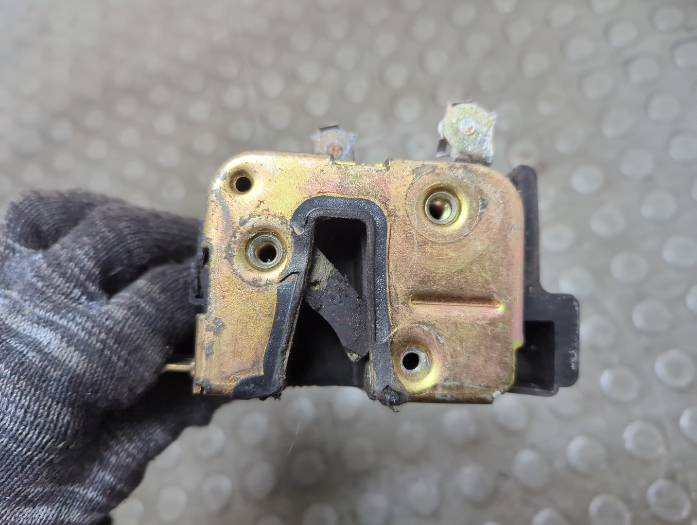 Замок двери передней левой