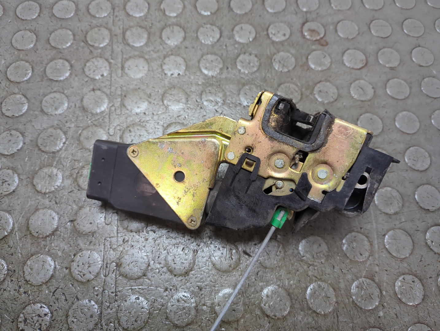 Замок двери передней левой