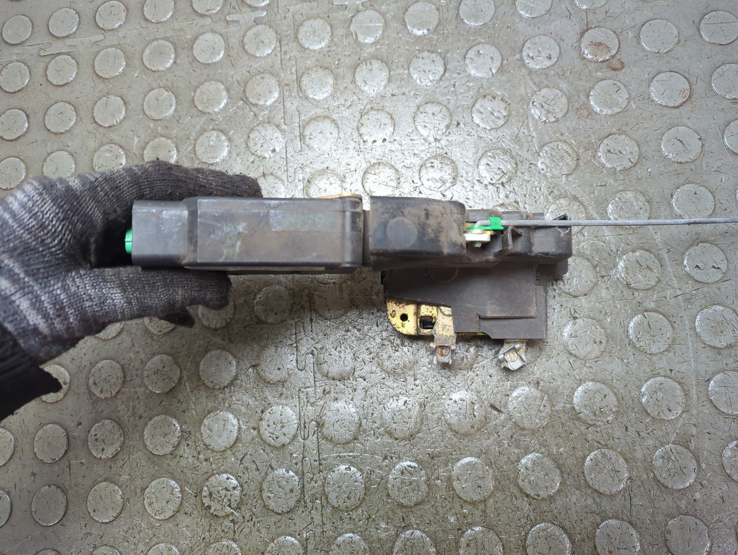 Замок двери передней левой