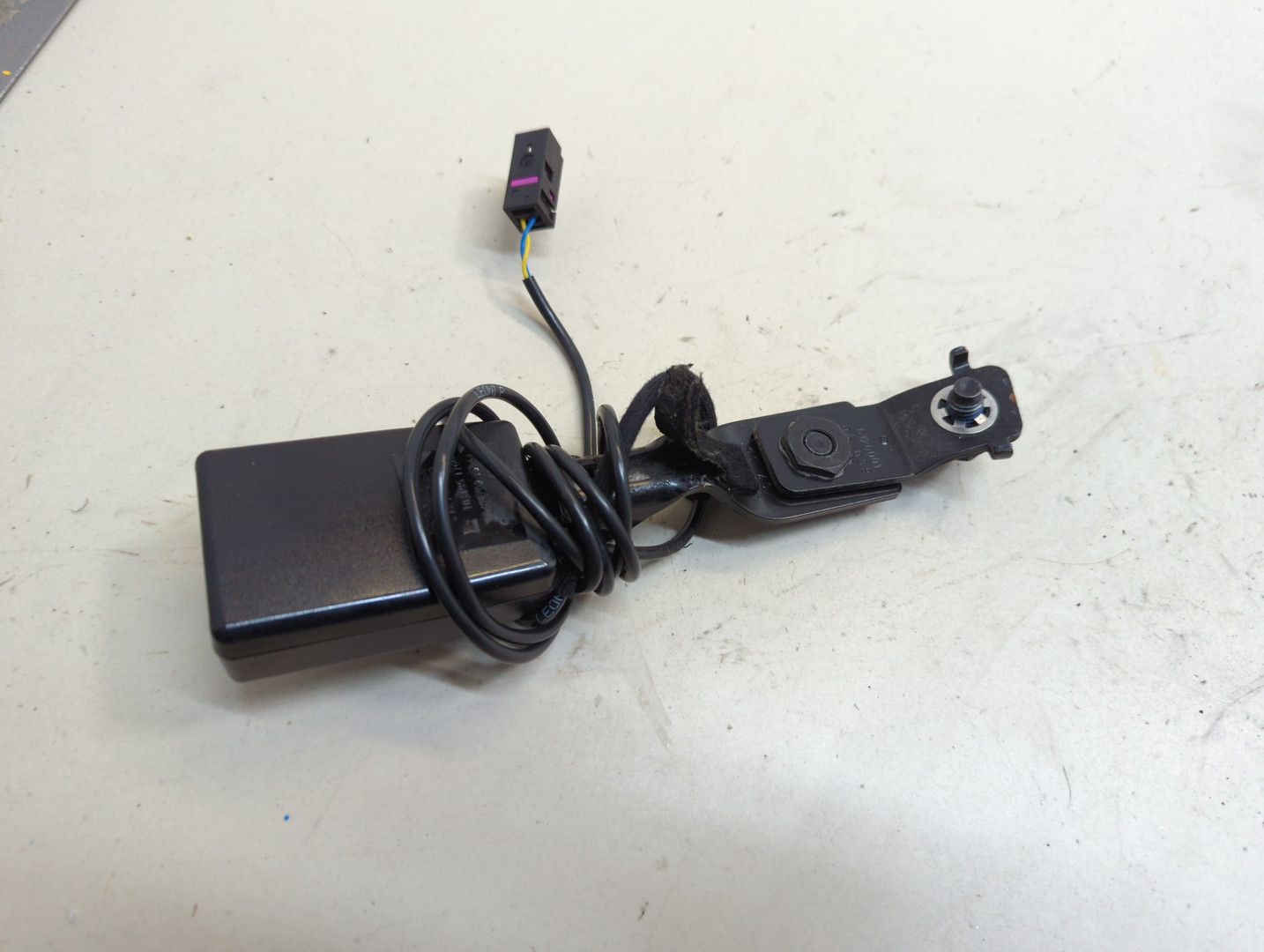 Ответная часть ремня безопасности