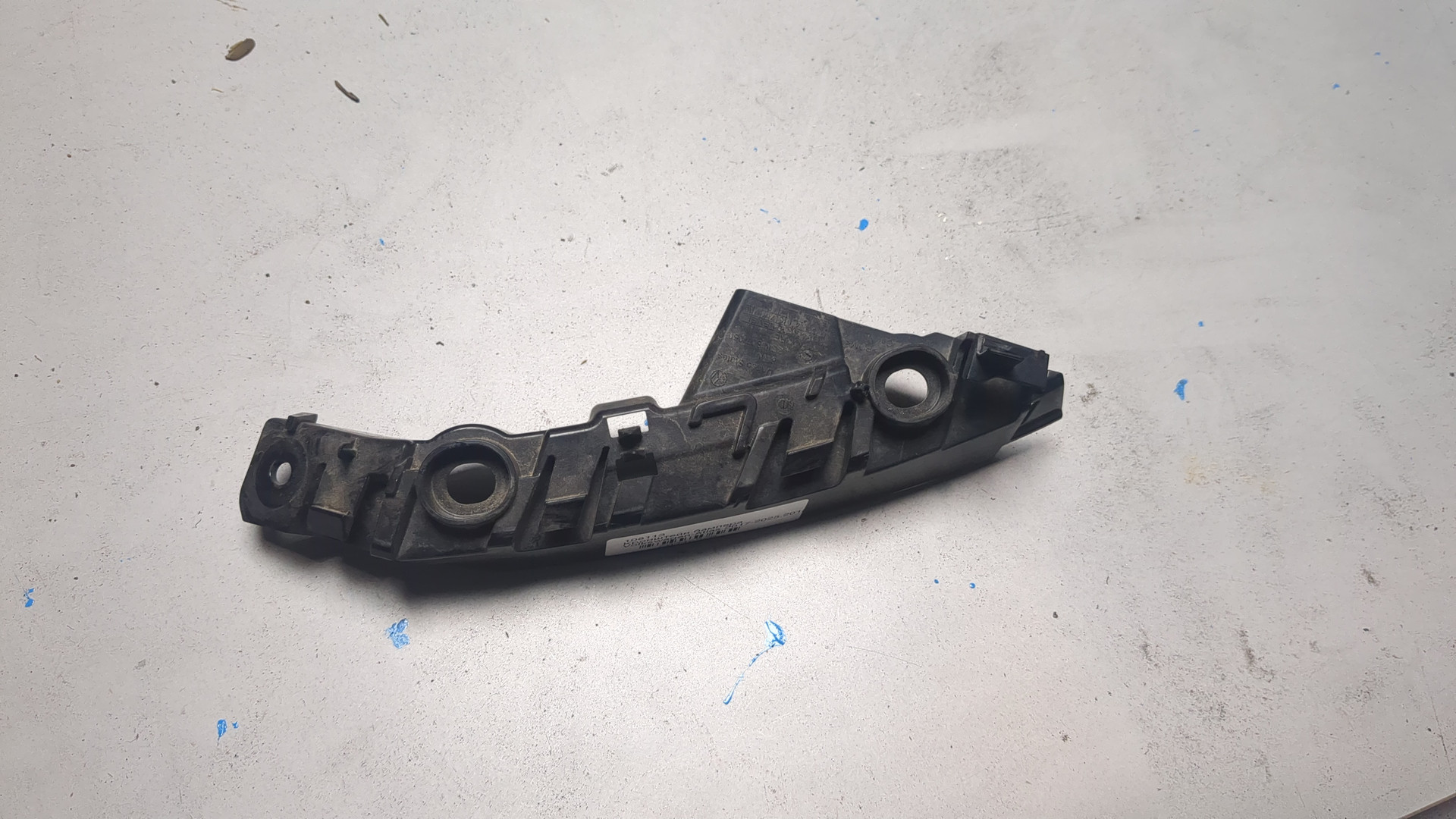 Кронштейн переднего бампера правый