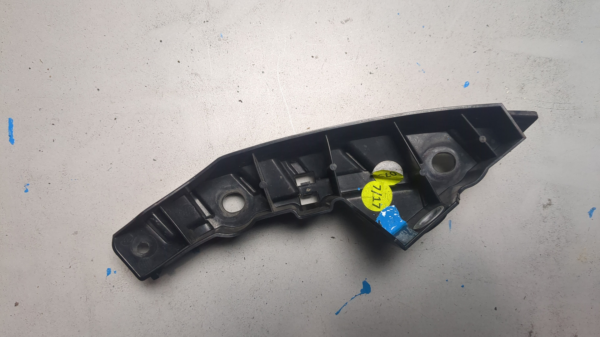 Кронштейн переднего бампера правый