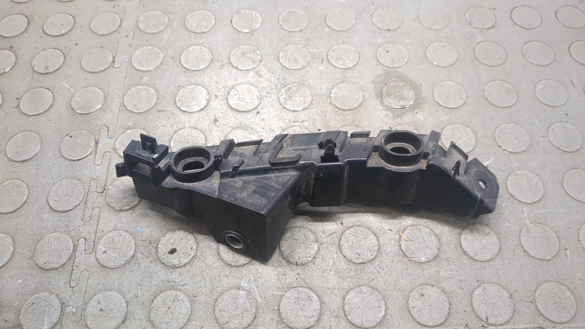 Кронштейн переднего бампера правый