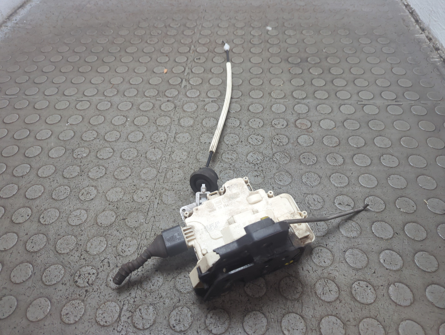 Замок двери передней левой