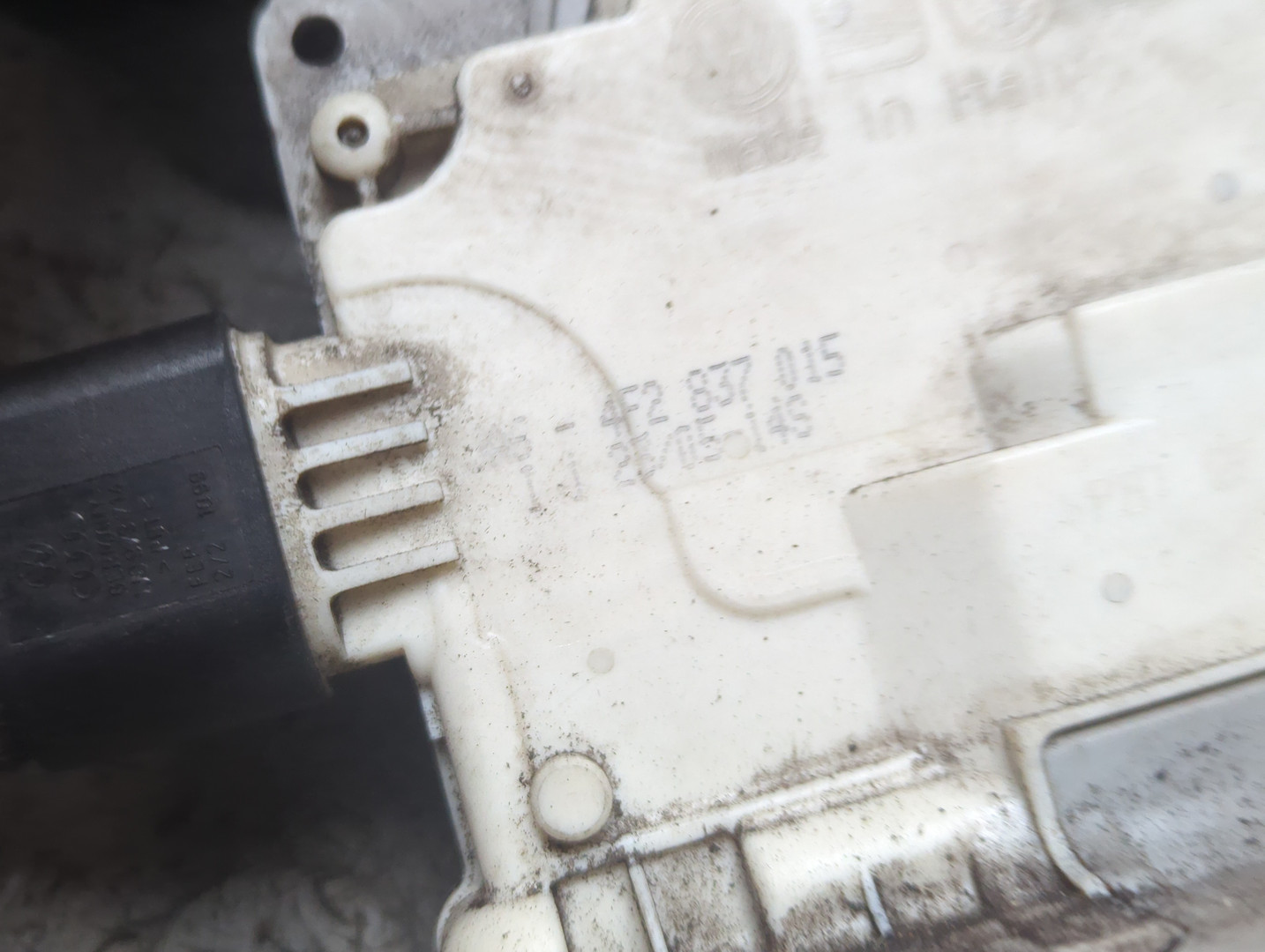 Замок двери передней левой