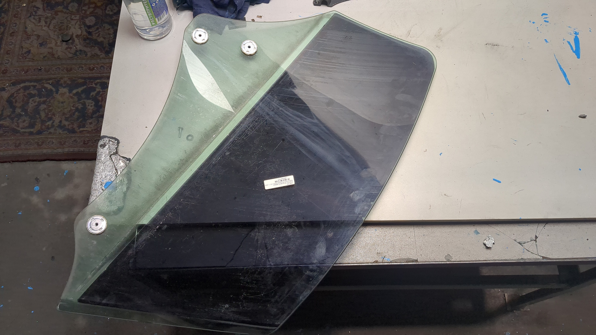 Стекло двери передней левой