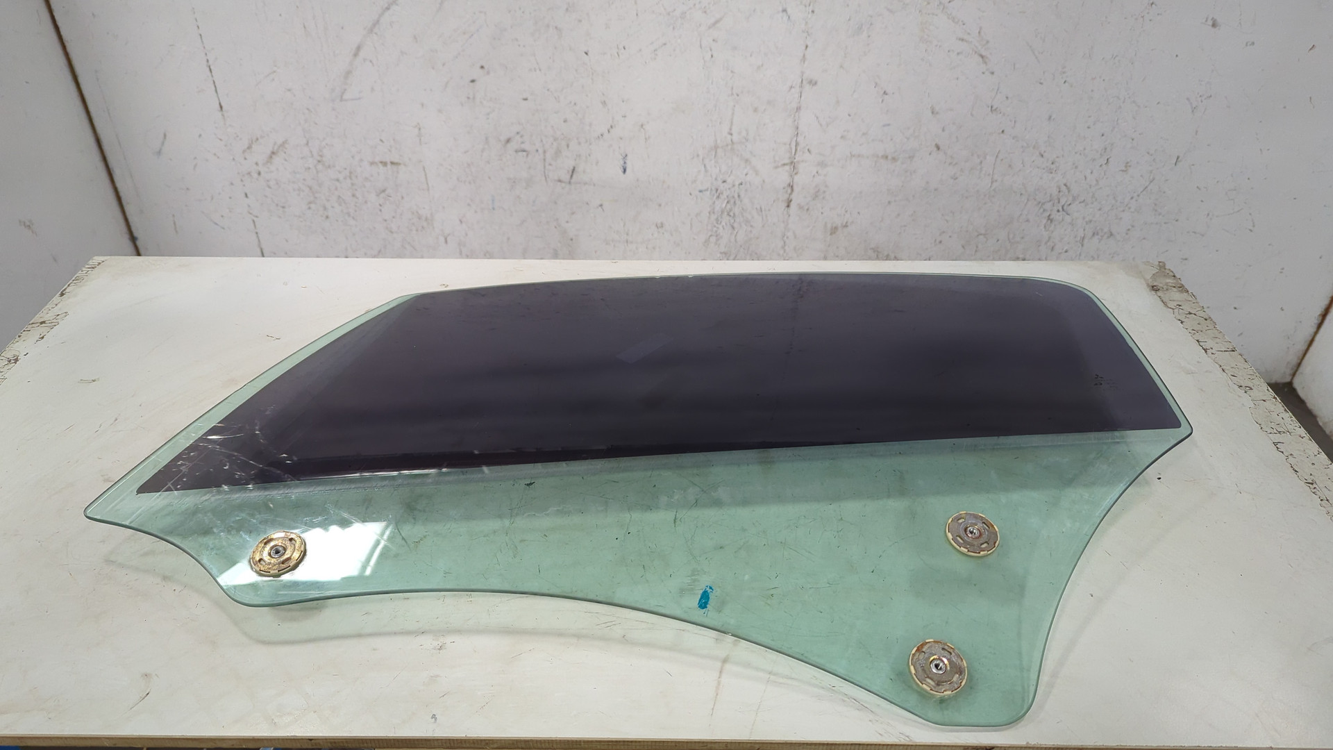 Стекло двери передней левой