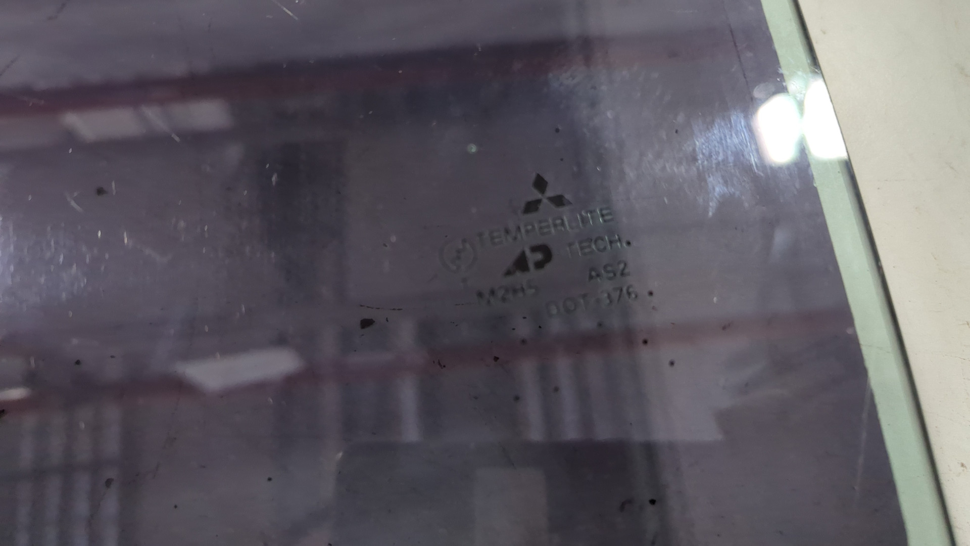 Стекло двери передней левой