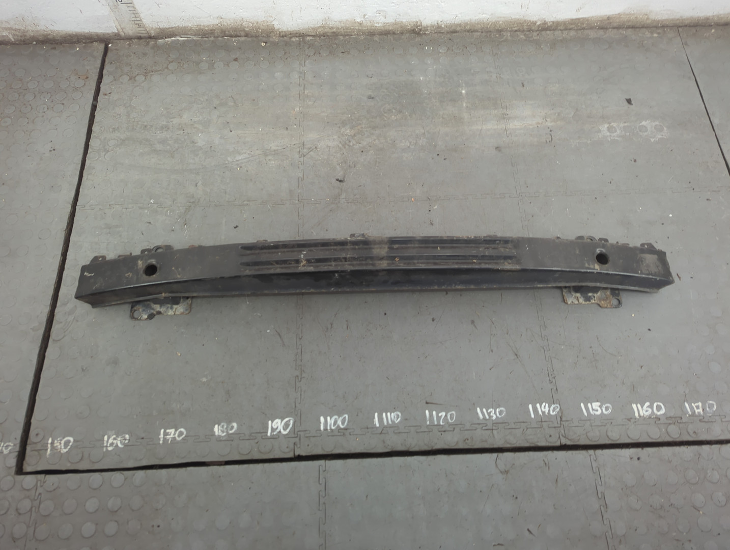 Усилитель переднего бампера