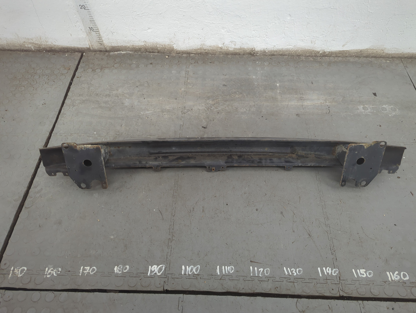 Усилитель переднего бампера