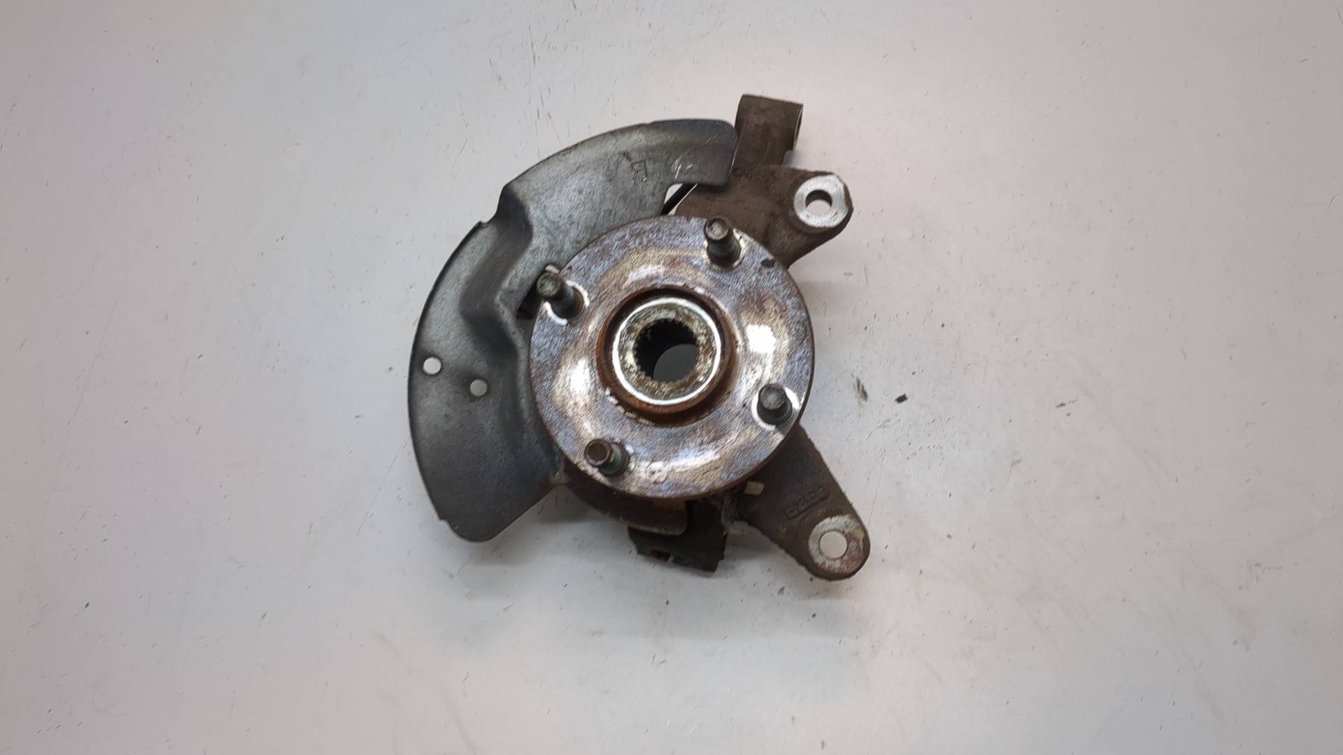 Кулак поворотный передний правый