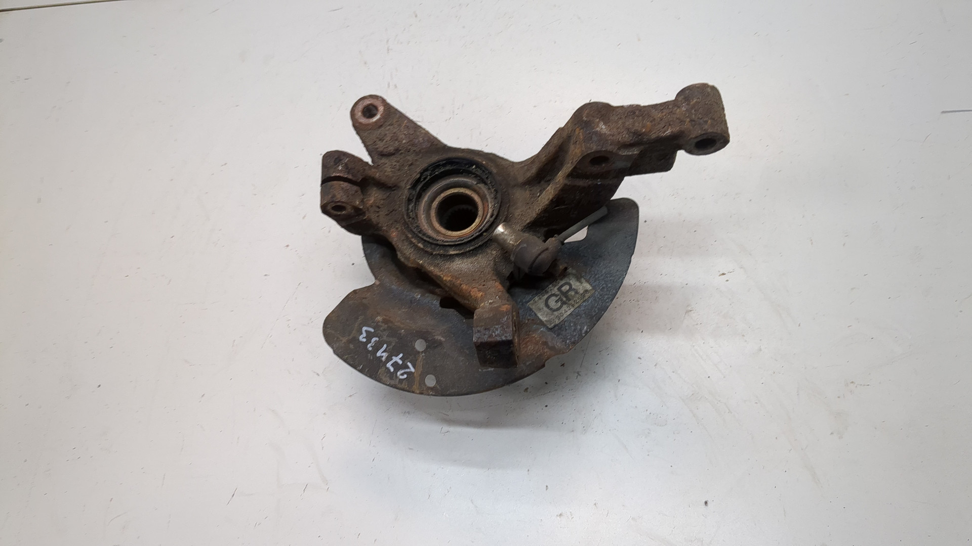 Кулак поворотный передний правый