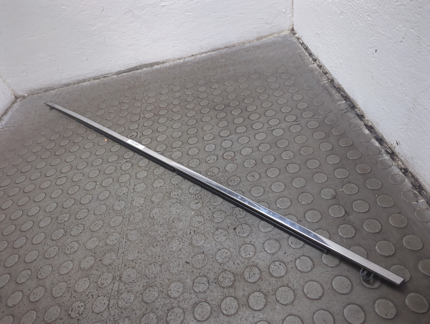 Накладка стекла переднего левого