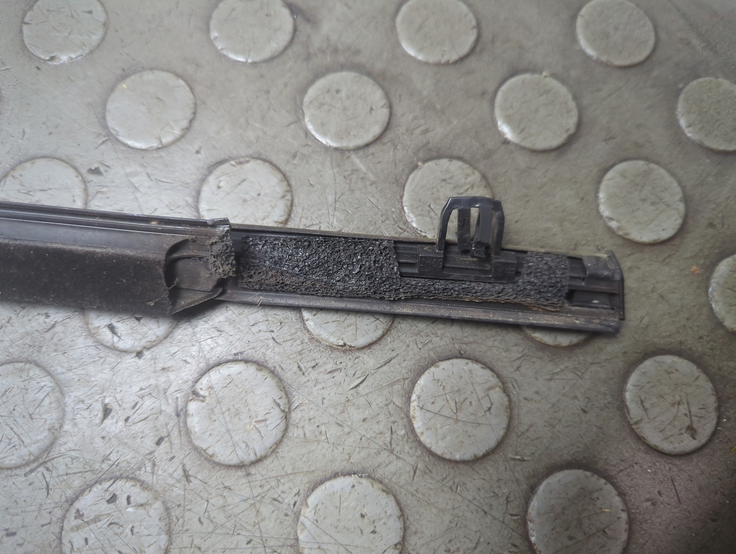 Накладка стекла переднего левого