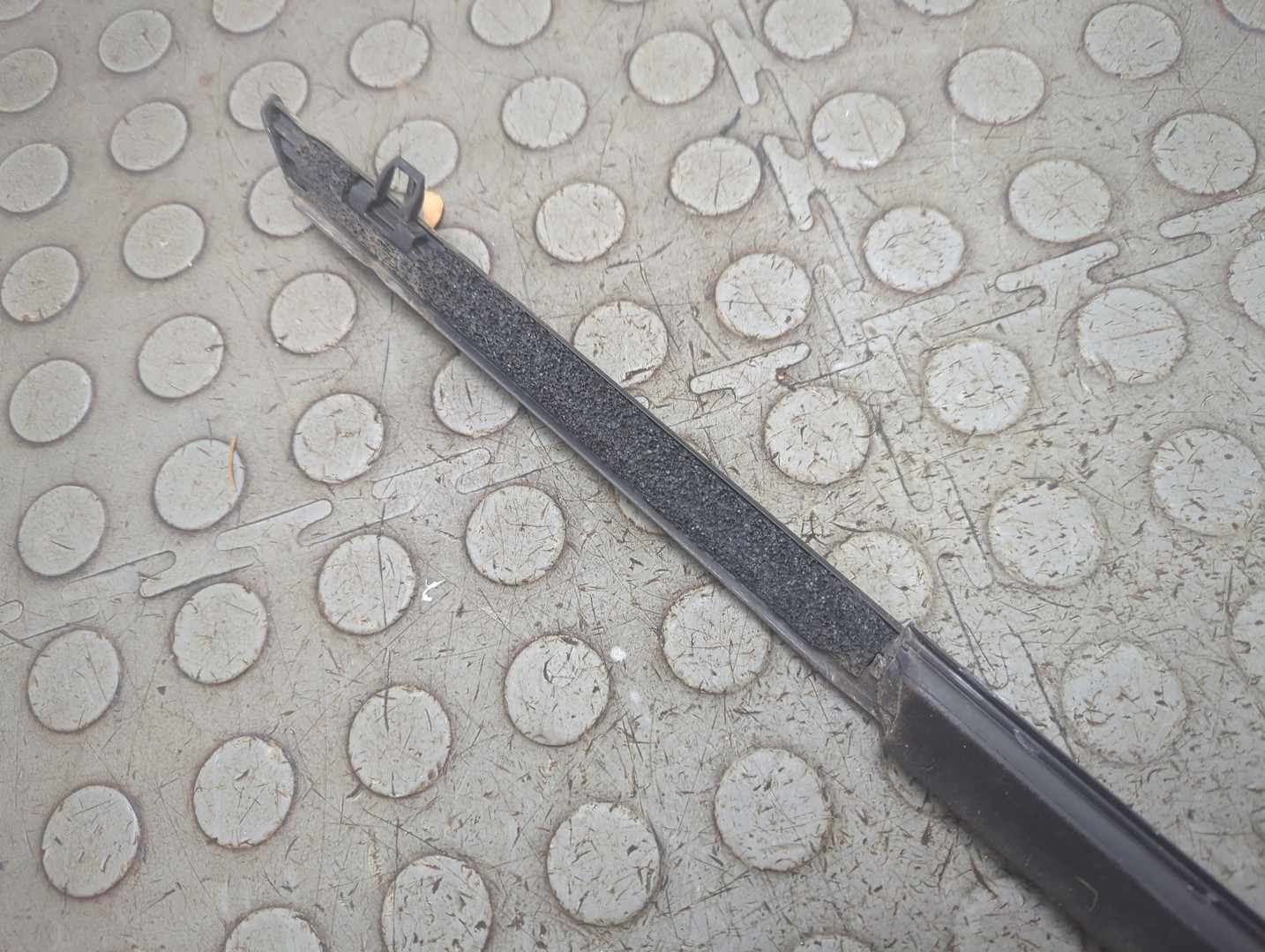 Накладка стекла переднего левого