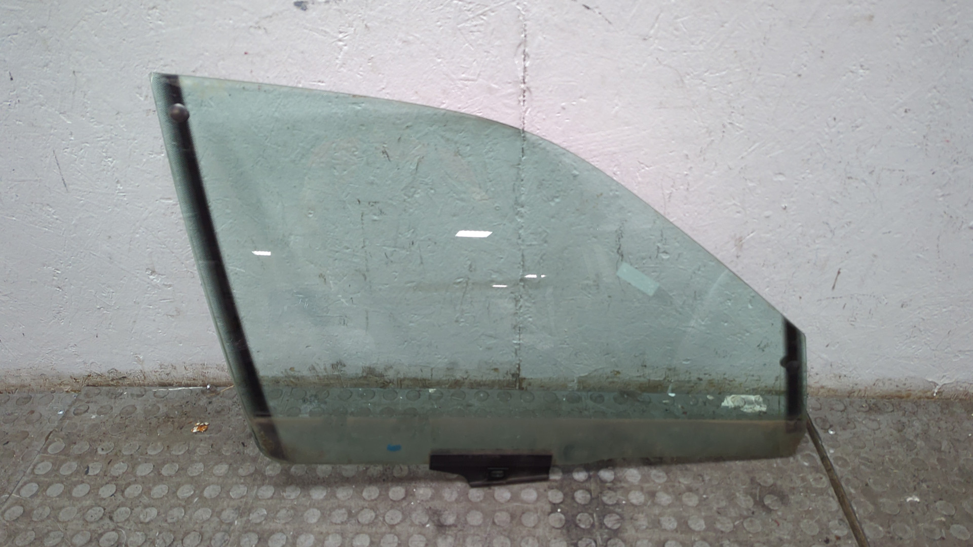 Стекло двери передней правой