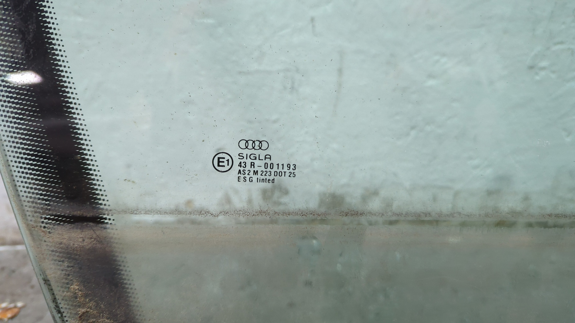 Стекло двери передней правой