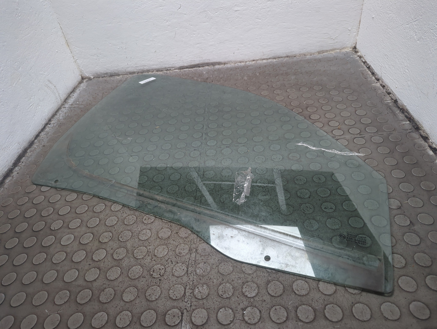 Стекло двери передней правой