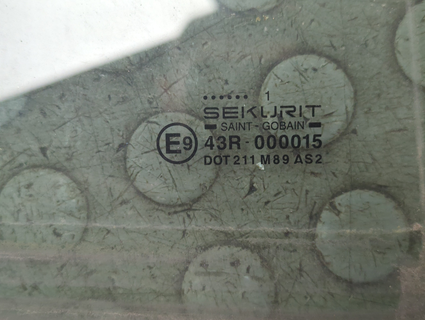 Стекло двери передней правой