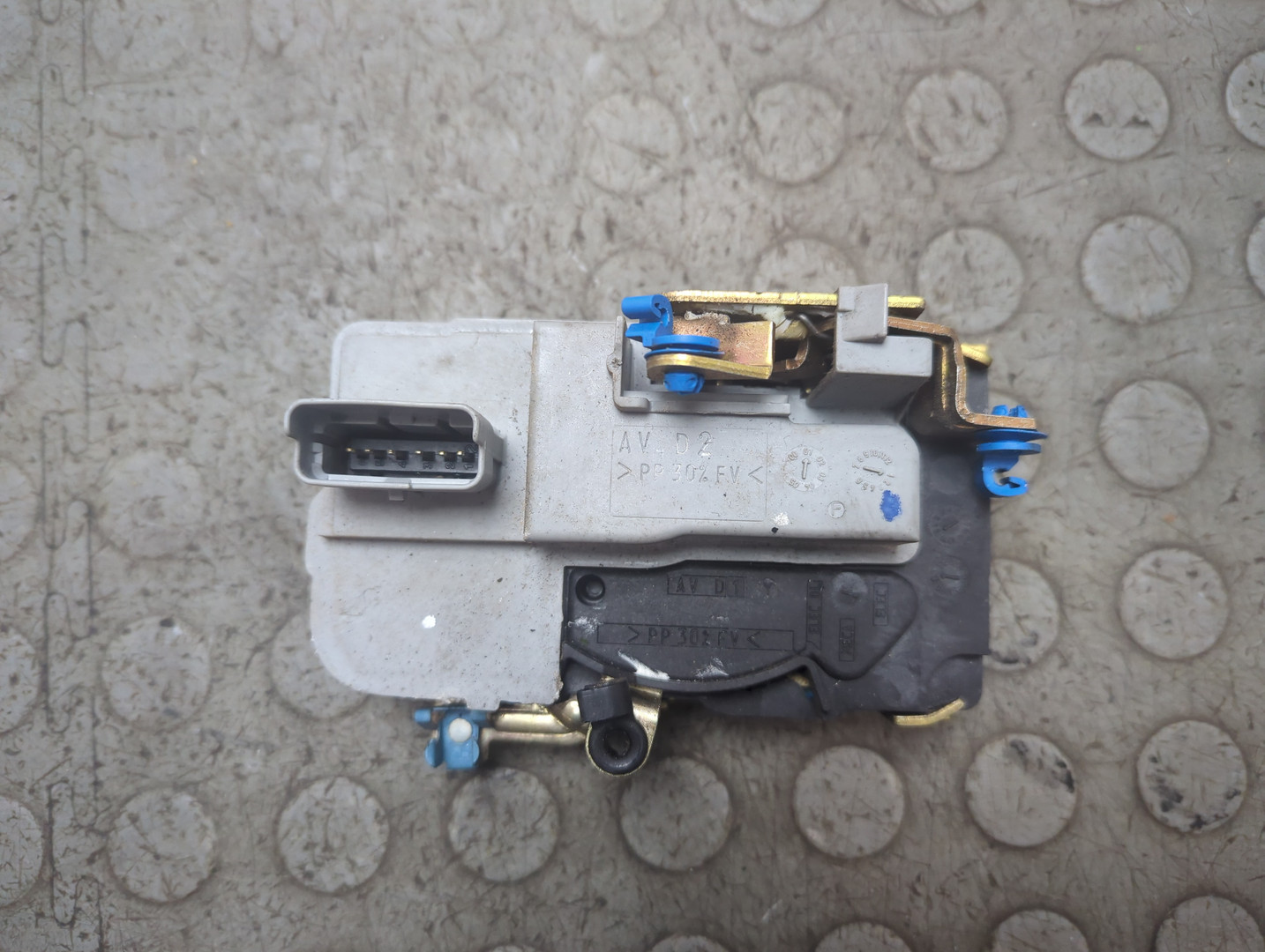 Замок двери передней правой