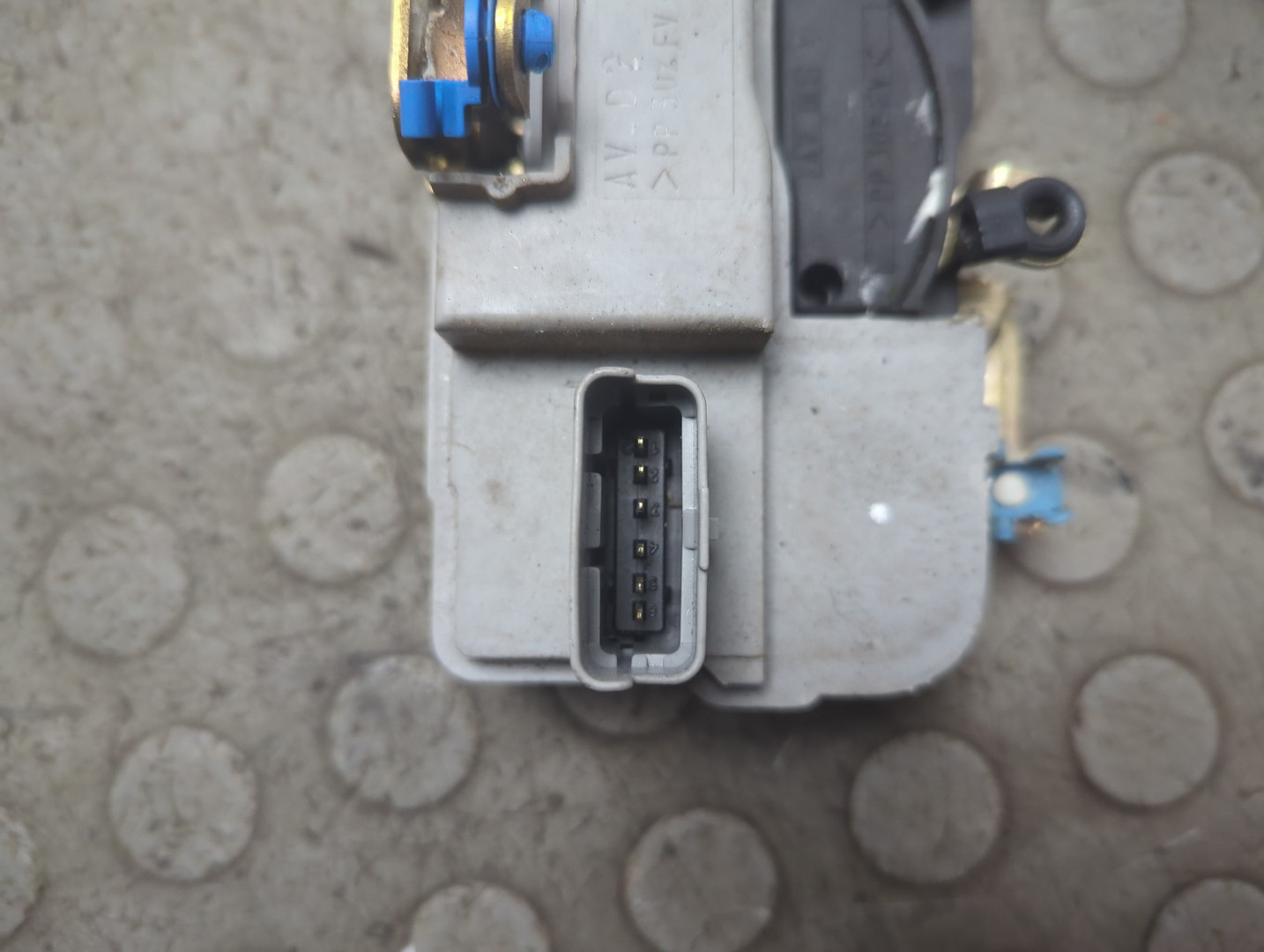 Замок двери передней правой