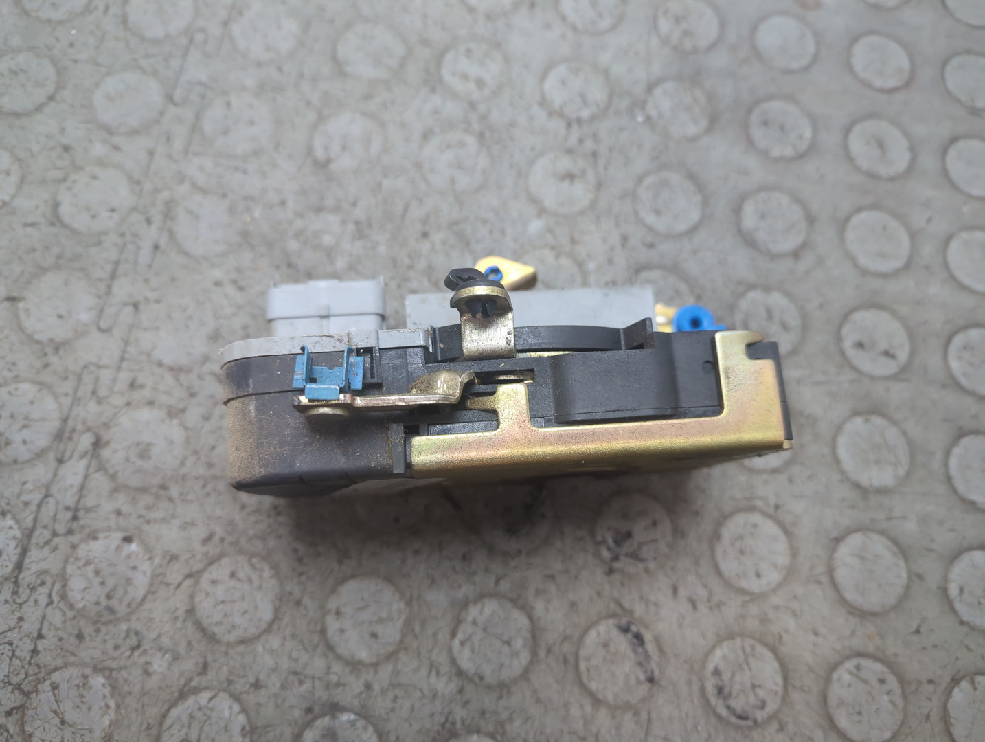 Замок двери передней правой