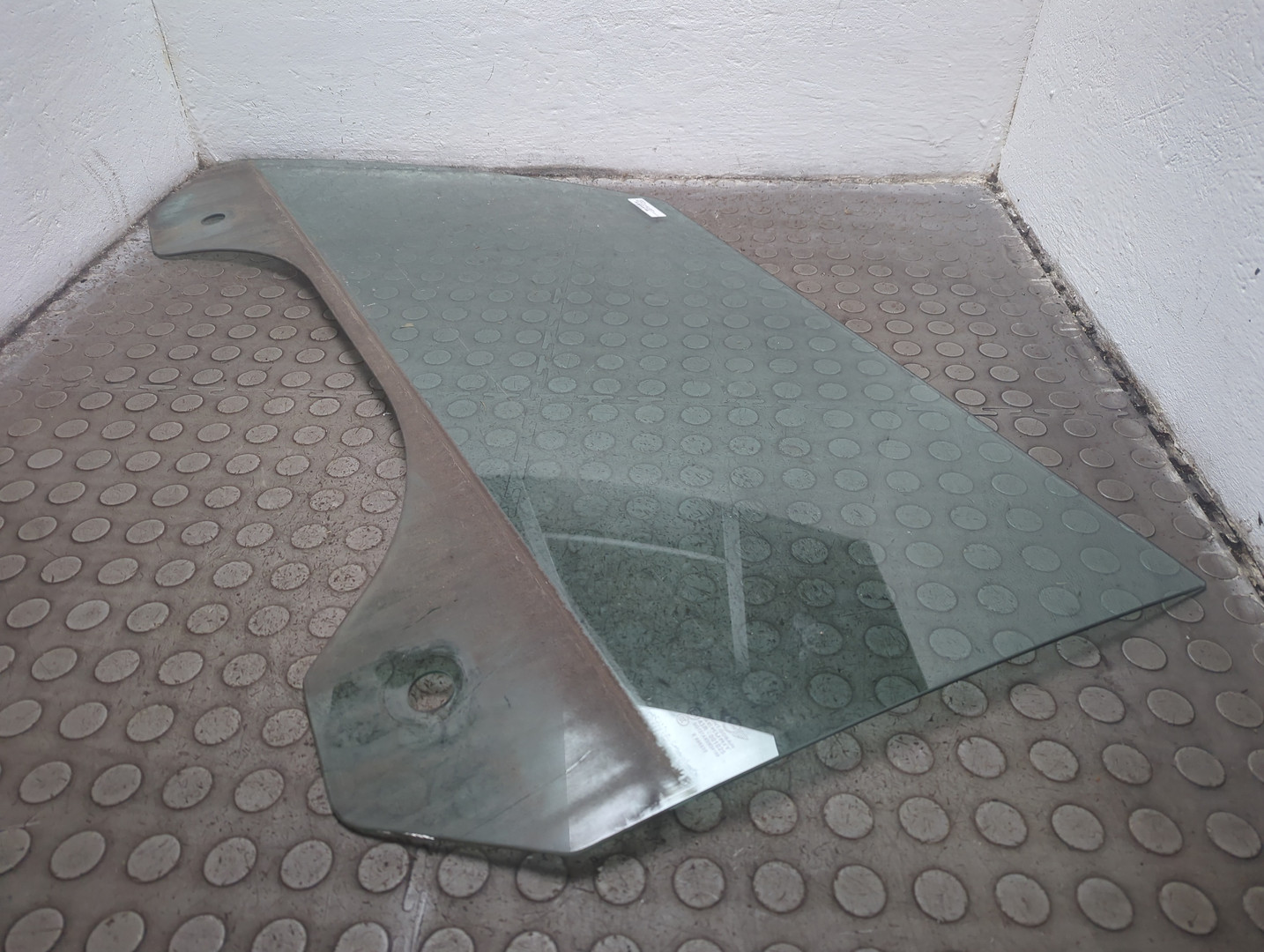 Стекло двери передней левой