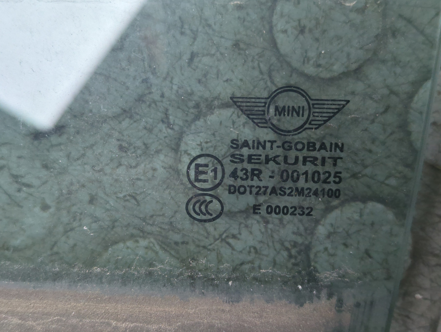 Стекло двери передней левой