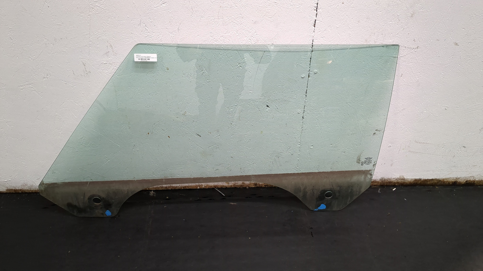 Стекло двери передней левой
