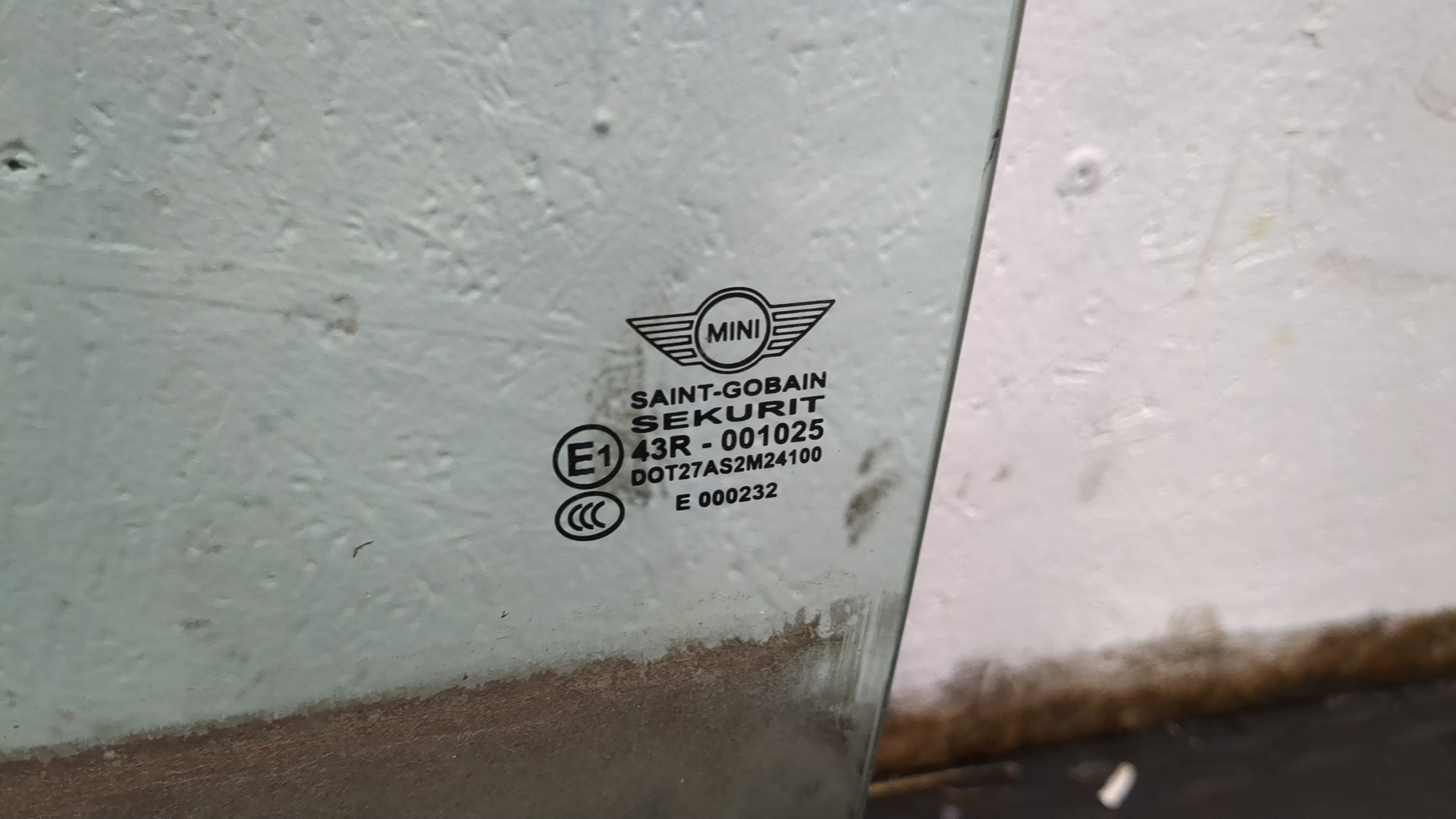 Стекло двери передней левой