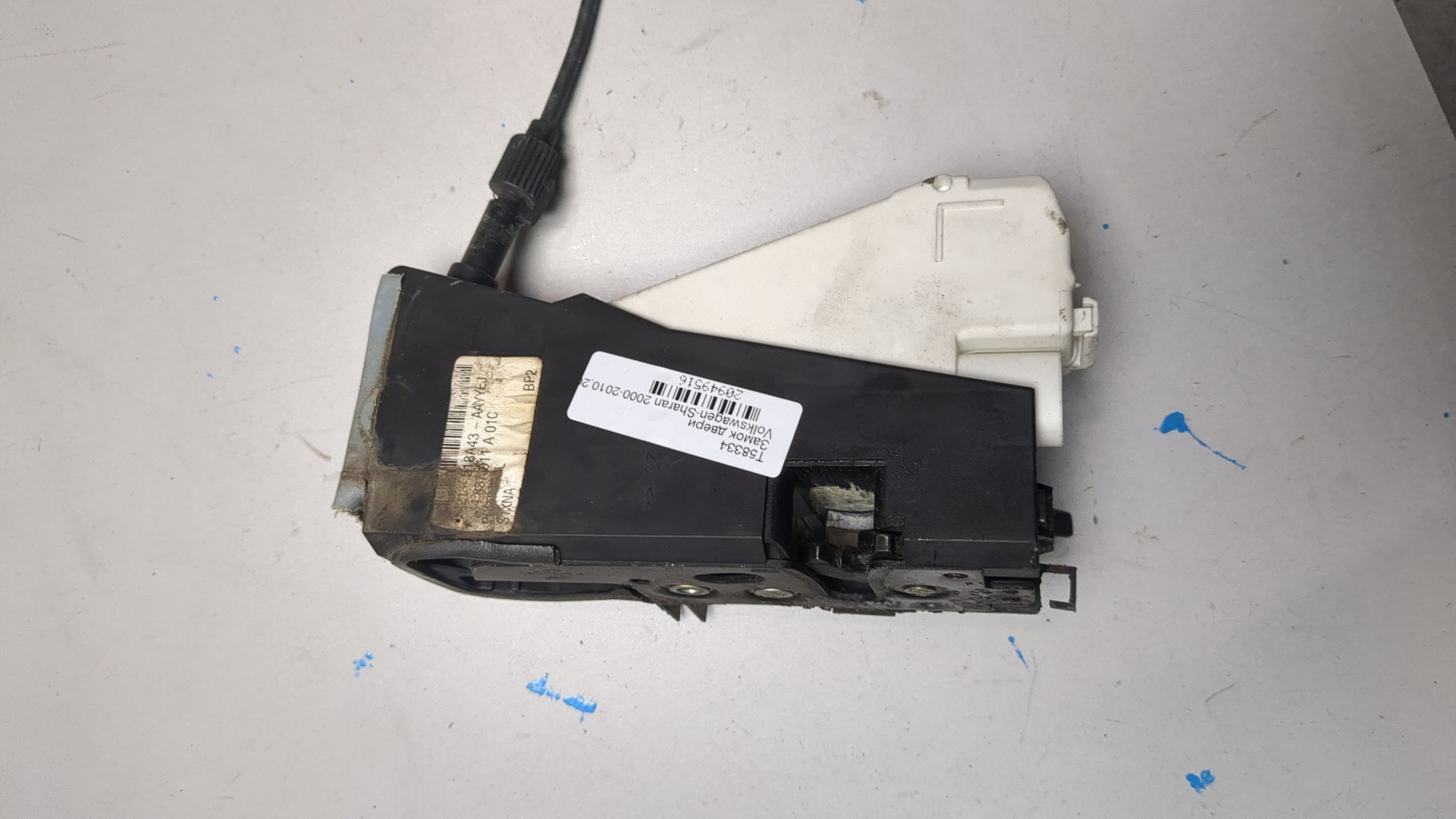 Замок двери передней левой