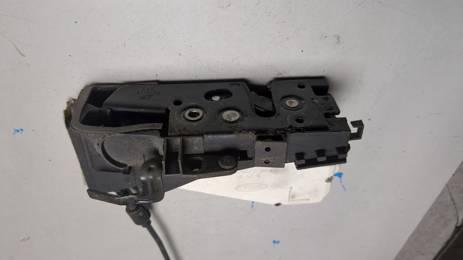 Замок двери передней левой